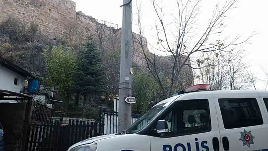 Kalede intihar girişiminde bulunan şahsı polis ikna etti