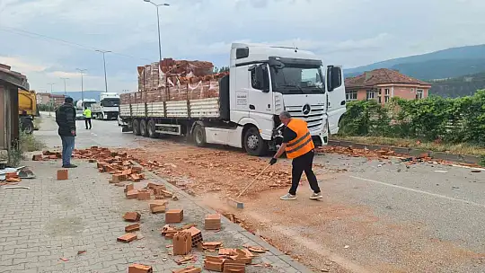 Kameralara yansıyan kaza ucuz atlatıldı: Tır, yola kayan kamyonete çarptı