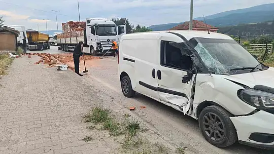 Kameralara yansıyan kaza ucuz atlatıldı: Tır, yola kayan kamyonete çarptı