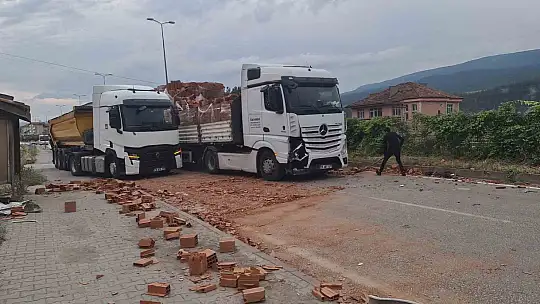 Kameralara yansıyan kaza ucuz atlatıldı: Tır, yola kayan kamyonete çarptı