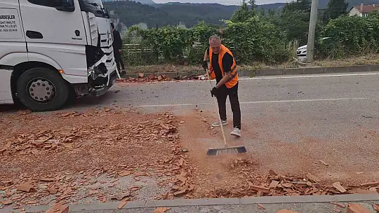 Kameralara yansıyan kaza ucuz atlatıldı: Tır, yola kayan kamyonete çarptı