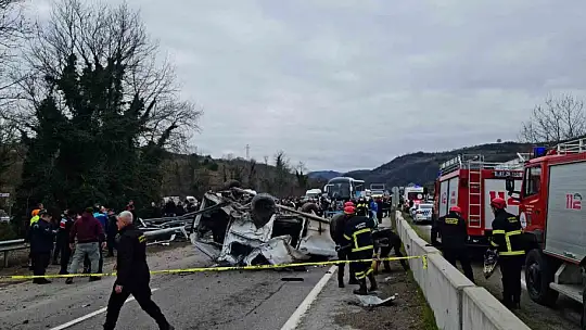 Kamyon, ana yola çıkmak isteyen araca çarptı: 1 ölü, 2 yaralı