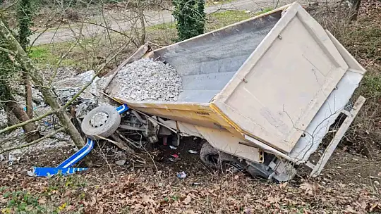 Kamyon, ana yola çıkmak isteyen araca çarptı: 1 ölü, 2 yaralı
