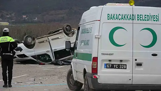 Kamyon, ana yola çıkmak isteyen araca çarptı: 1 ölü, 2 yaralı
