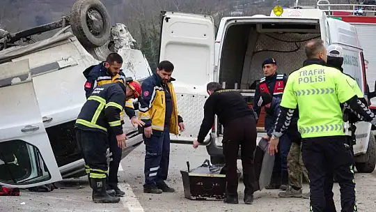 Kamyon, ana yola çıkmak isteyen araca çarptı: 1 ölü, 2 yaralı