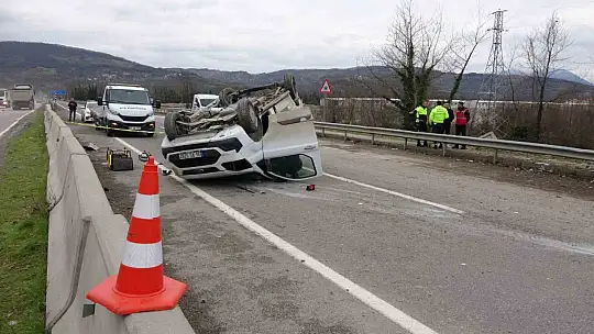 Kamyon, ana yola çıkmak isteyen araca çarptı: 1 ölü, 2 yaralı