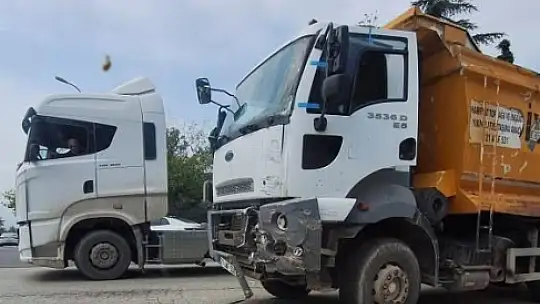 Kamyon ile minibüs çarpıştı 4 kişi yaralandı