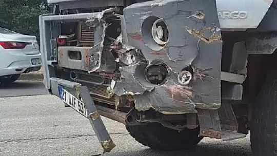 Kamyon ile minibüs çarpıştı 4 kişi yaralandı