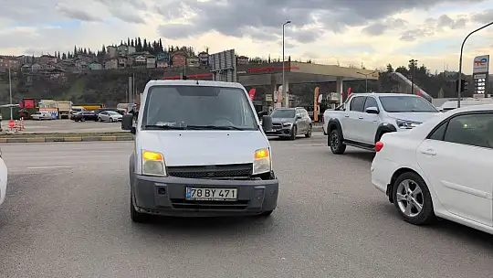 Kamyonet ile çarpışan motosikletteki 2 kişi yaralandı