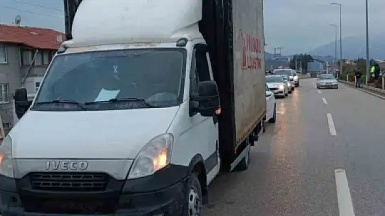 Kamyonet ile çarpışan otomobildeki 3 kişi yaralandı