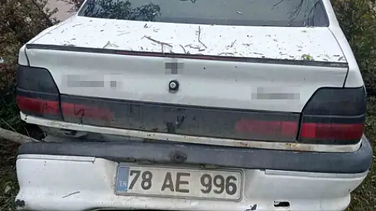 Kamyonet ile çarpışan otomobildeki 3 kişi yaralandı