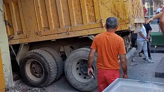 Kamyonun frenleri patladı, dükkana daldı