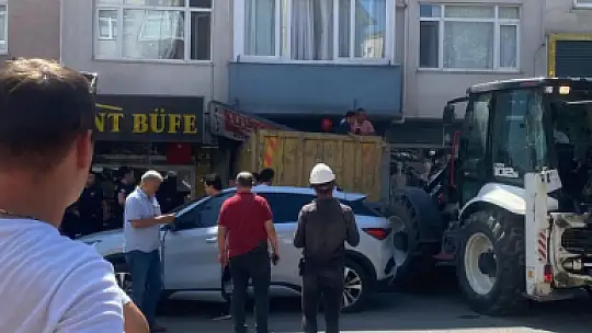 Kamyonun frenleri patladı, dükkana daldı