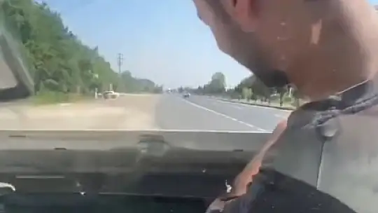 Kaput üzerinde giderek motoru kontrol ettiler