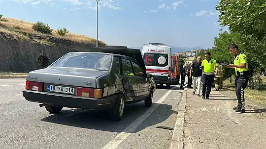 Kaputu açılan otomobile çarptı: Ters dönen aracın sürücüsü yaralandı