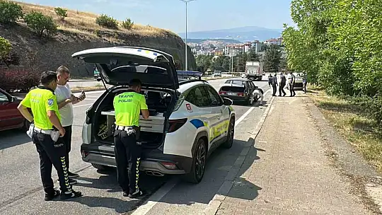 Kaputu açılan otomobile çarptı: Ters dönen aracın sürücüsü yaralandı