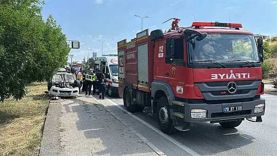 Kaputu açılan otomobile çarptı: Ters dönen aracın sürücüsü yaralandı