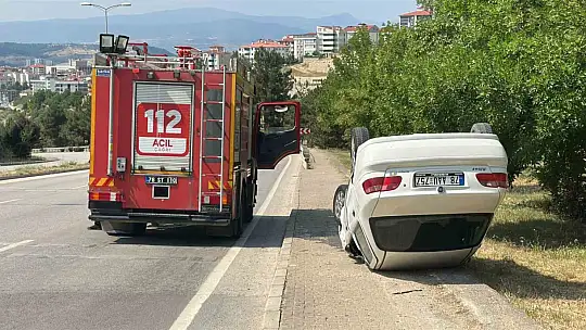 Kaputu açılan otomobile çarptı: Ters dönen aracın sürücüsü yaralandı