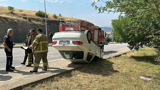 Kaputu açılan otomobile çarptı: Ters dönen aracın sürücüsü yaralandı