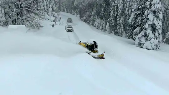 Kar altındaki köy yollarında 