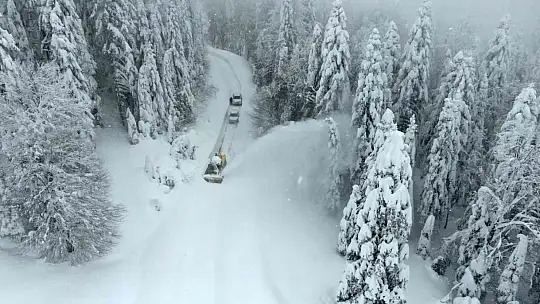 Kar altındaki köy yollarında 