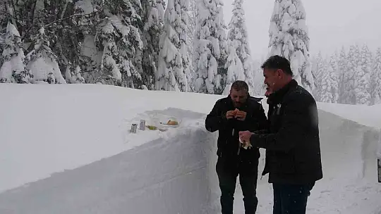 Kar altındaki köy yollarında 