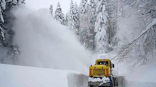 Kar altındaki köy yollarında 