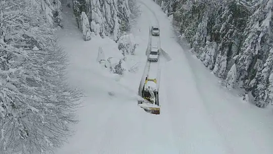 Kar altındaki köy yollarında 