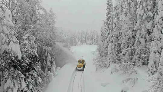Kar altındaki köy yollarında 