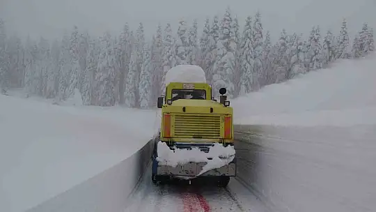 Kar altındaki köy yollarında 