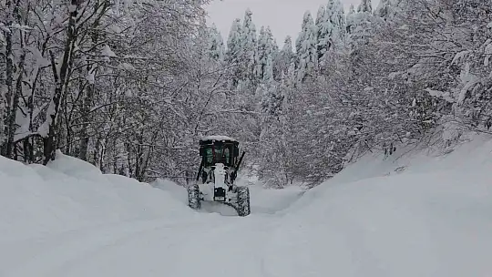 Kar altındaki köy yollarında 