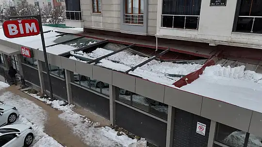 Kar birikintisi zincir marketin çatısını çökertti