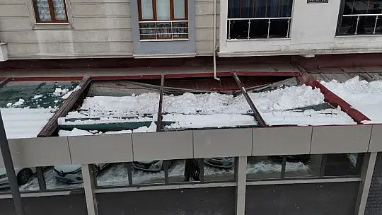 Kar birikintisi zincir marketin çatısını çökertti