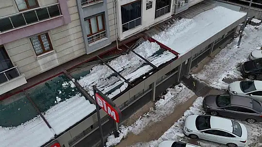 Kar birikintisi zincir marketin çatısını çökertti