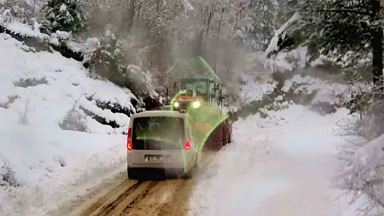 Kar sebebiyle yolu kapanan köydeki hasta, ekipleri seferber etti