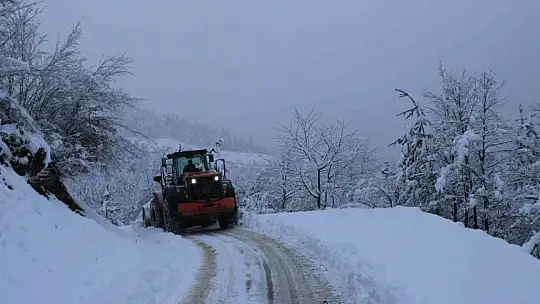 Kar sebebiyle yolu kapanan köydeki hasta, ekipleri seferber etti