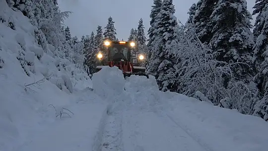 Kar sebebiyle yolu kapanan köydeki hasta, ekipleri seferber etti