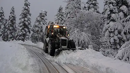 Kar sebebiyle yolu kapanan köydeki hasta, ekipleri seferber etti