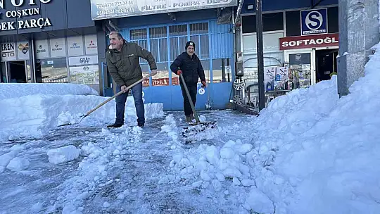 Kar yağışı durdu, esnafın mücadelesi başladı