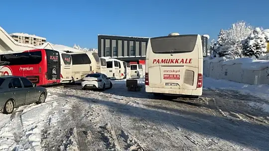 Kar yağışı ve kazalar nedeniyle trafik kapatıldı yolcular otobüslerde sabahladı