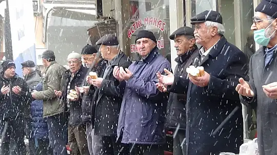 Kar yağışına rağmen esnaf geleneği bozmadı