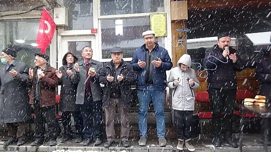 Kar yağışına rağmen esnaf geleneği bozmadı