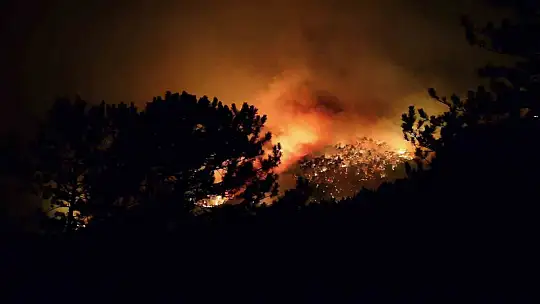 Kara yoluna yaklaşan alevler dronla görüntülendi