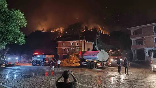 Kara yoluna yaklaşan alevler dronla görüntülendi