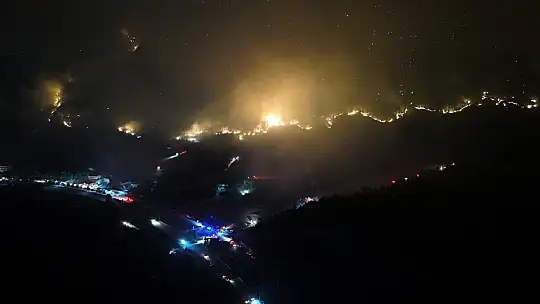 Kara yoluna yaklaşan alevler dronla görüntülendi