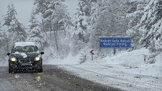 Bartın - Karabük kara yolunda kar nedeniyle tırların geçişine izin verilmiyor