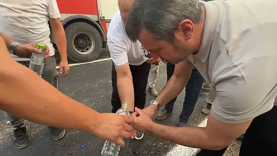 Karabük Belediye Başkanı Çetinkaya, yangında etkilenen serçeye elleriyle su verdi