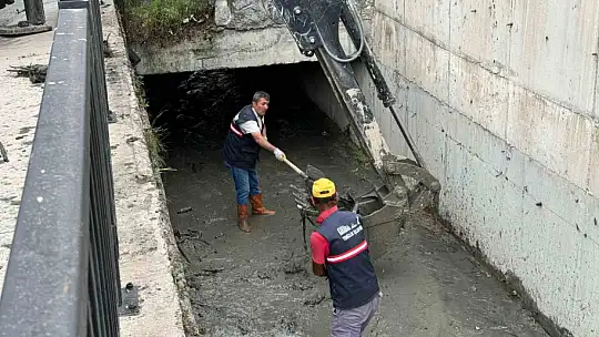 Karabük Belediyesinden dere yataklarında temizlik çalışması