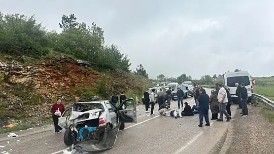 Karabük-Eflani karayolunda otomobil ile servis otobüsü çarpıştı: 6 yaralı