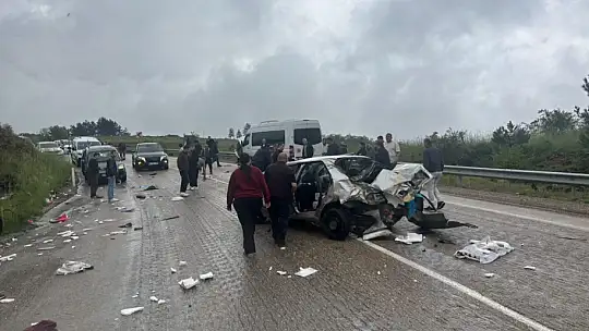 Karabük-Eflani karayolunda otomobil ile servis otobüsü çarpıştı: 6 yaralı